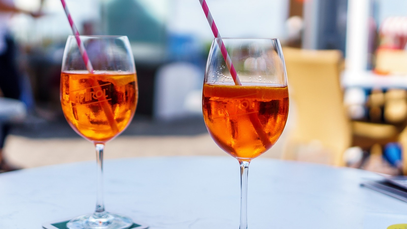 Ligare aperitivo spritz. Апероль Спритц. Aperol Spritz коктейль. Аперитиво Апероль. Апероль оранжевый.