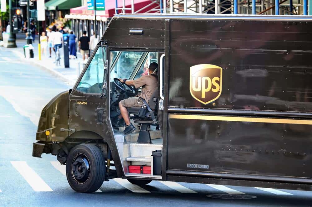 Дали доставка. Ups Driver. Ups delivery Driver. Thai delivery Truck.