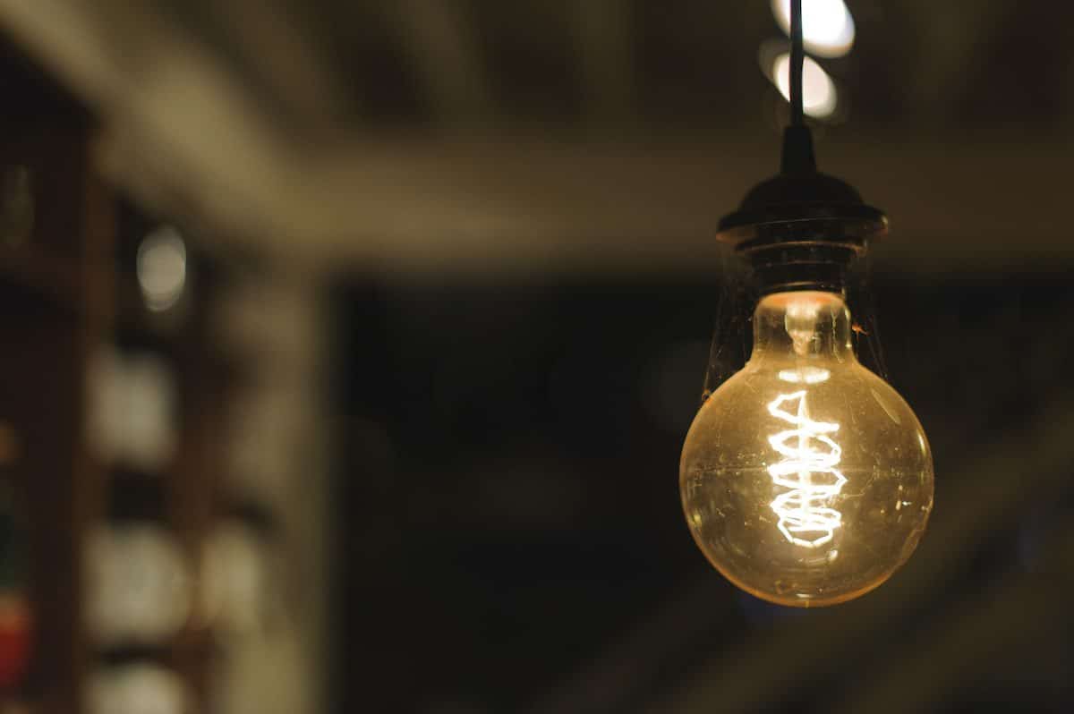 Une lampe qui clignote - voici ce que vous pouvez faire - Practical Tips